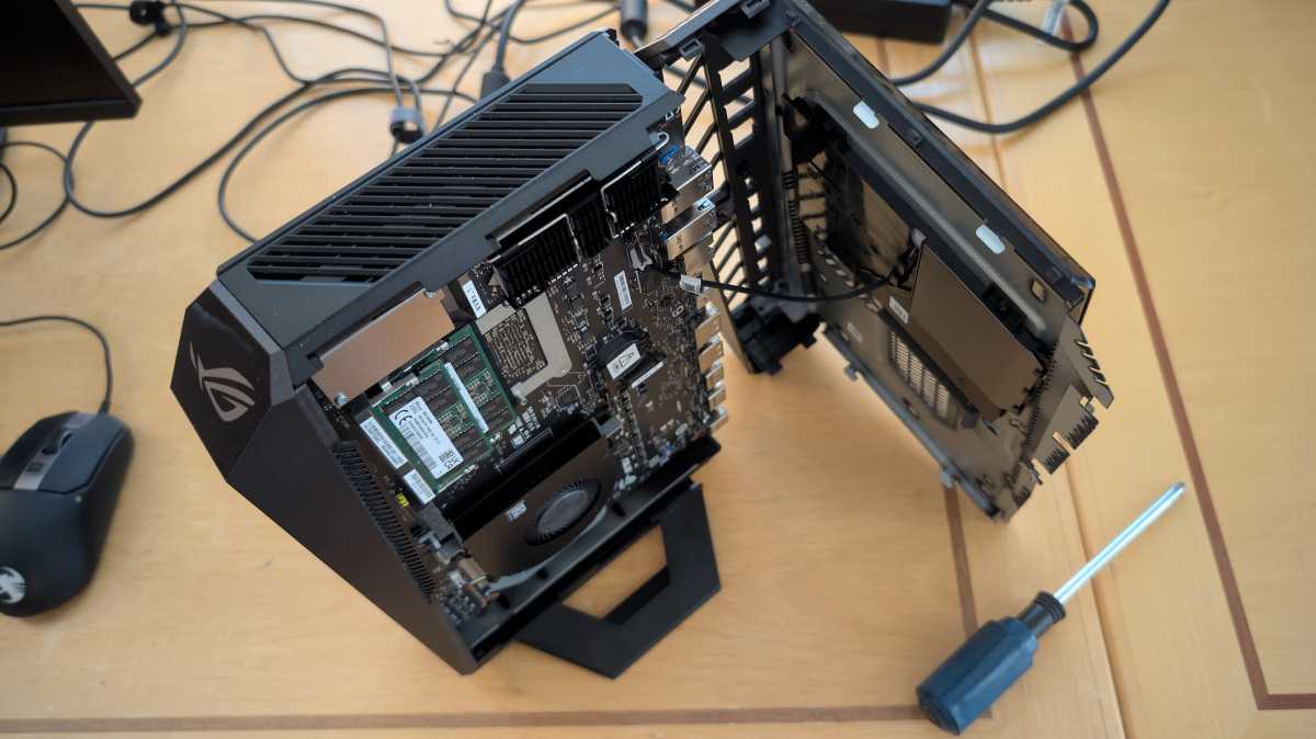 ASUS ROG NUC 2025 insida