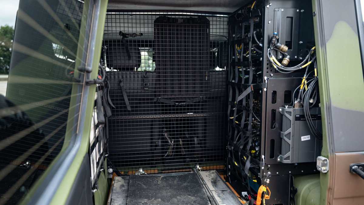 Das Rack im Kofferraum des Wolf 2 für die Aufnahme der neuen D-LBO Funk- und Führungsausstattung.