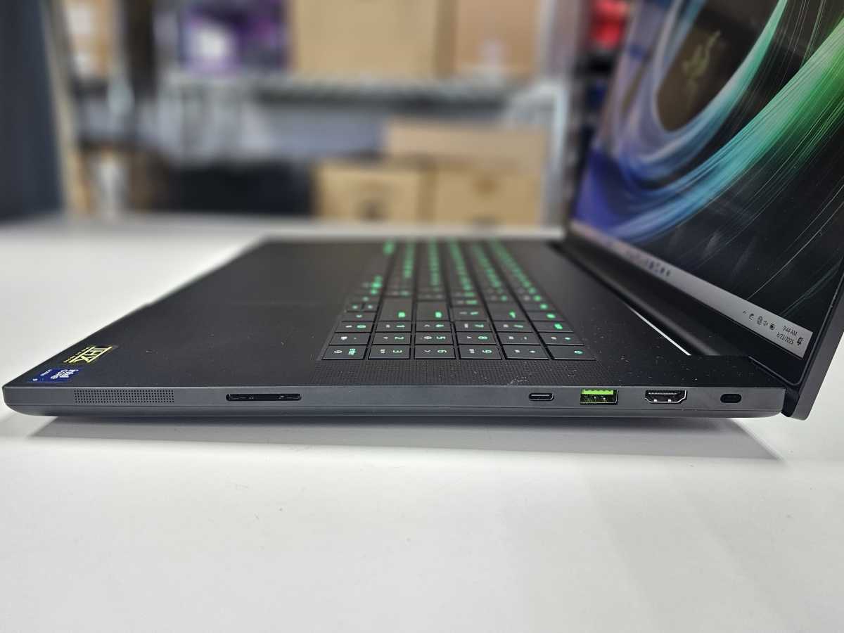 Razer Blade 18 2025 chassis right side