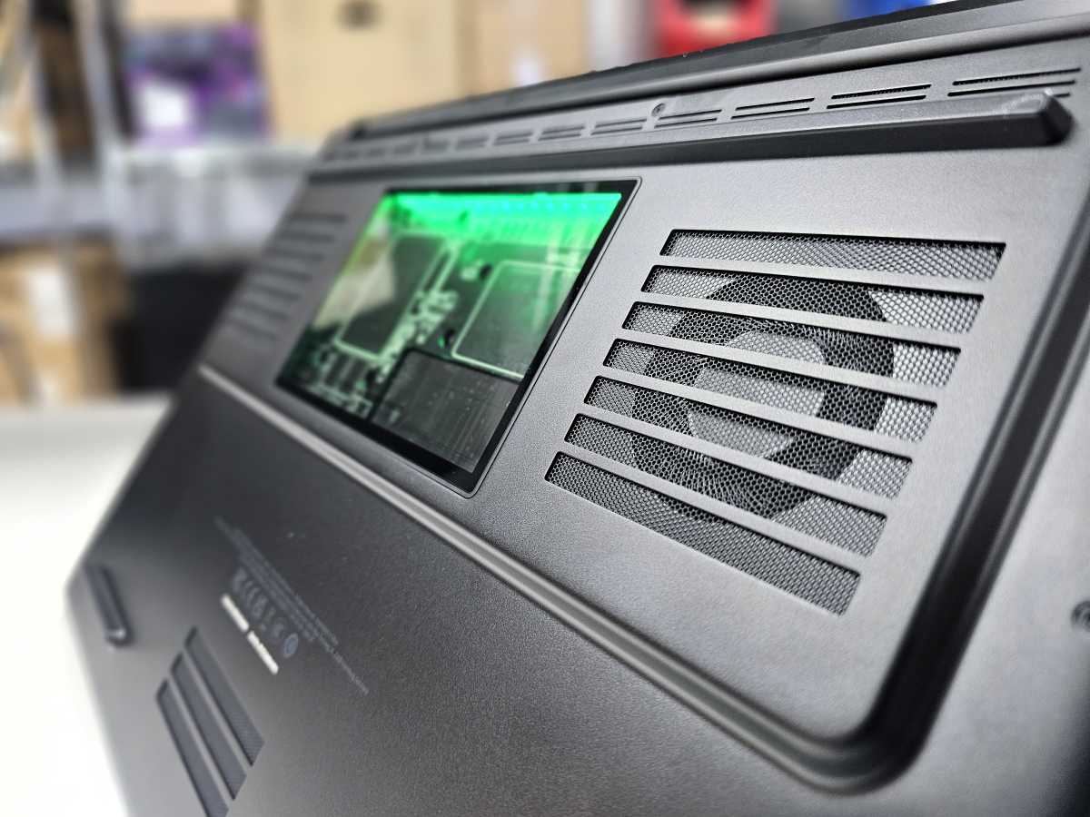 Razer Blade 18 2025 vapor chamber RGB bump