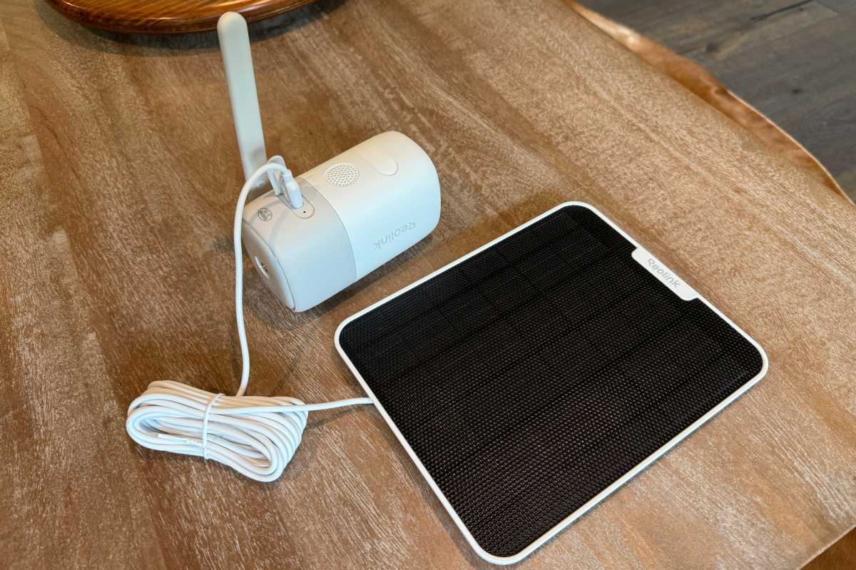 Reolink Altas with solar panel 2