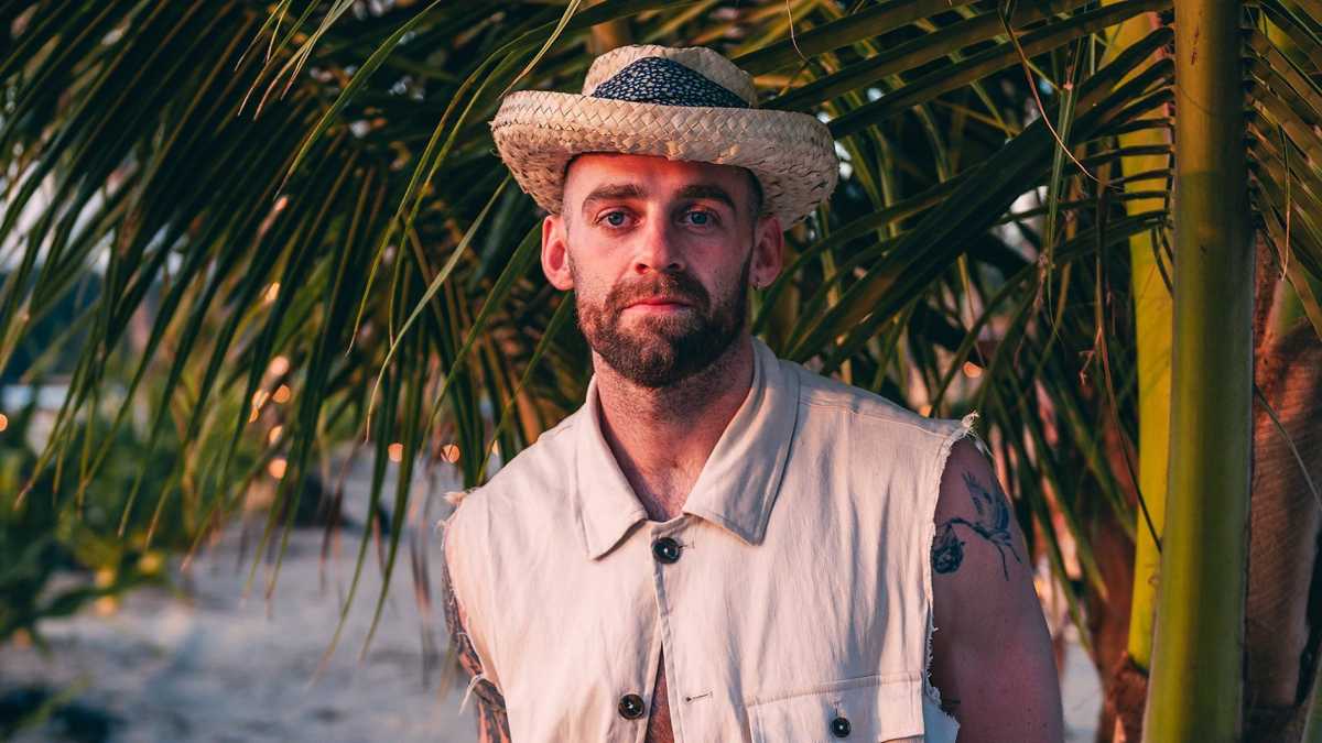 Sam Stranded on Honeymoon Island