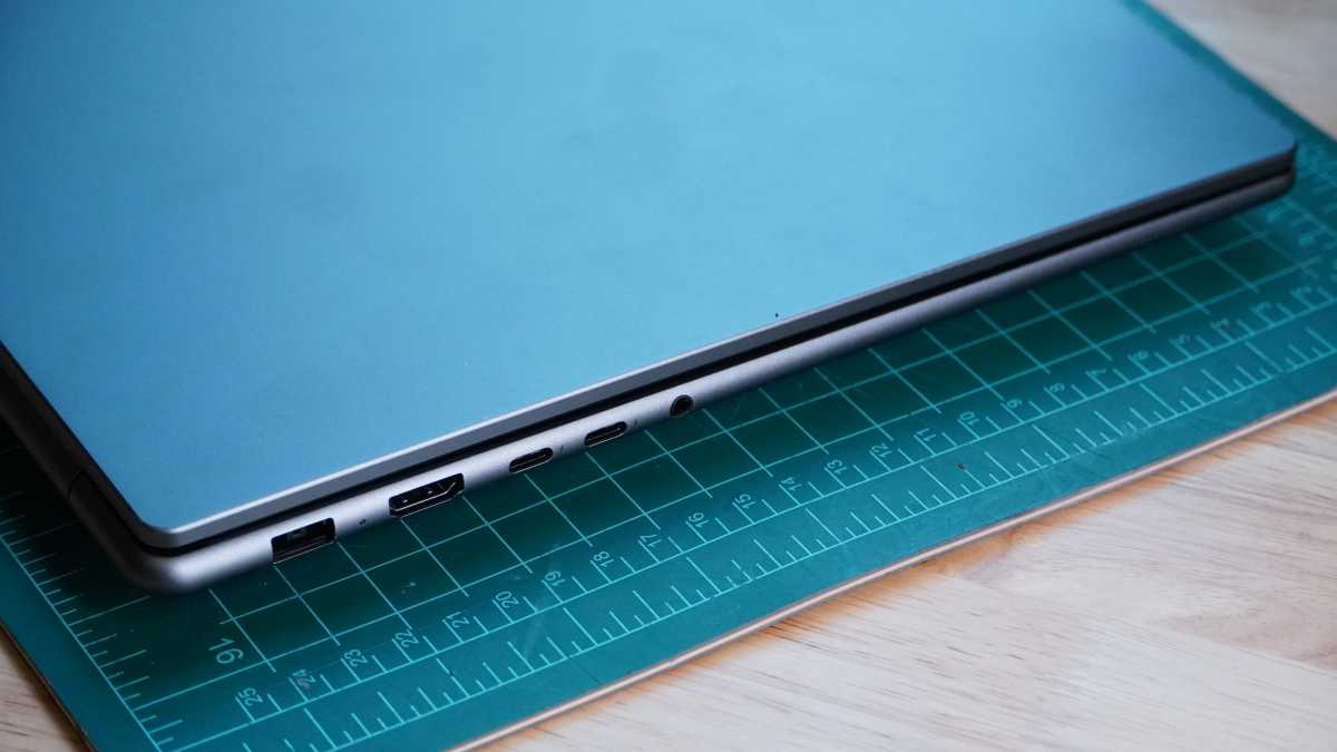 Lenovo Yoga Pro 9i 16 Gen 10 Aura Edition ports