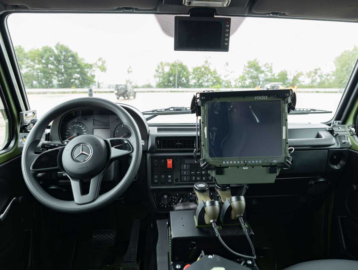 Bedien- und Anzeigegerät am Beifahrersitz für den Fahrzeugkommandanten. Für den Lageüberblick.