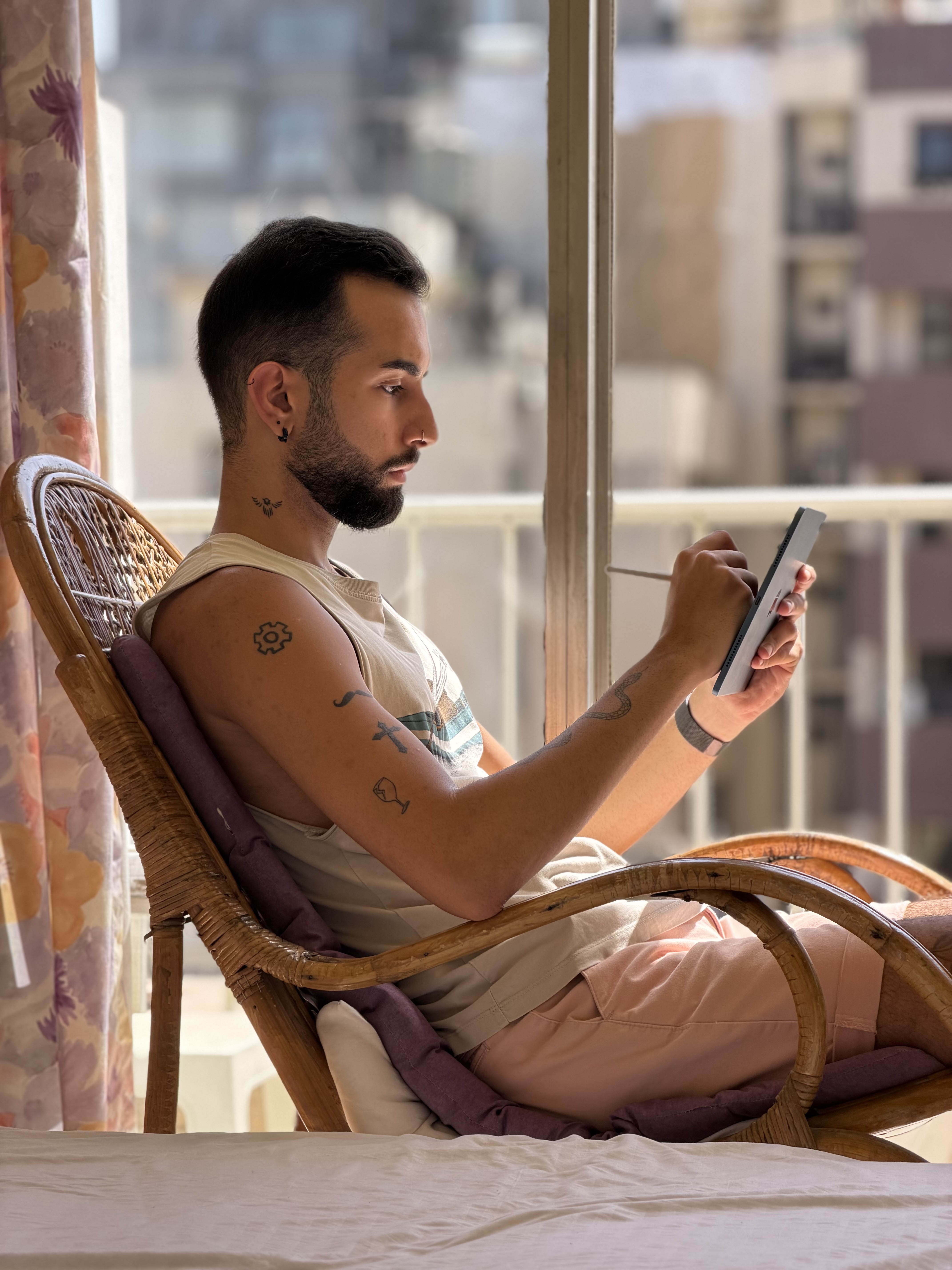 Imagen de una persona que escribe con un Apple Pencil tomado con el iPhone 17 Pro Max en 4x teleobjetivo