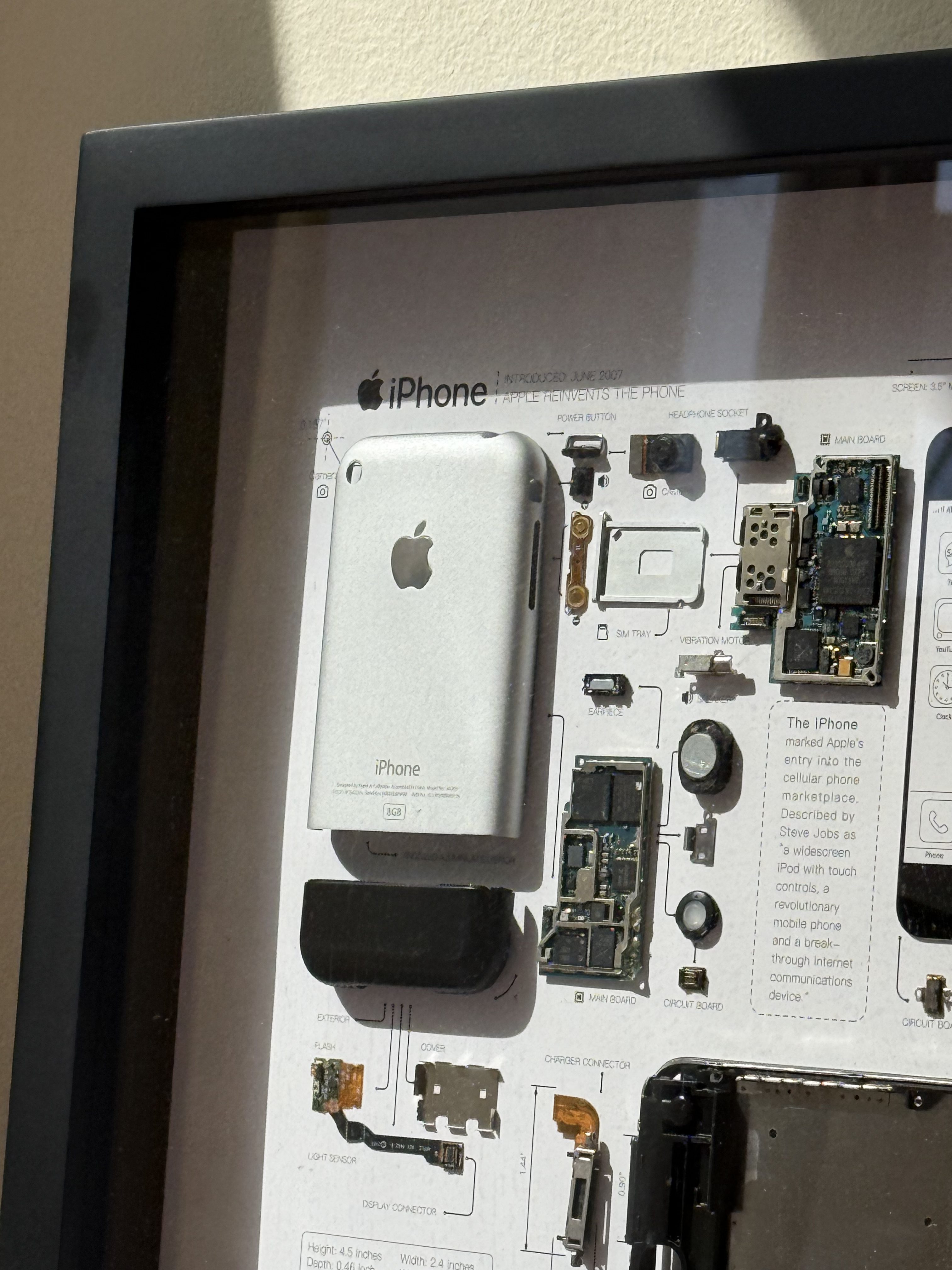 Imagen del iPhone original en un marco con el iPhone 16 Pro Max en 5x teleobjetivo