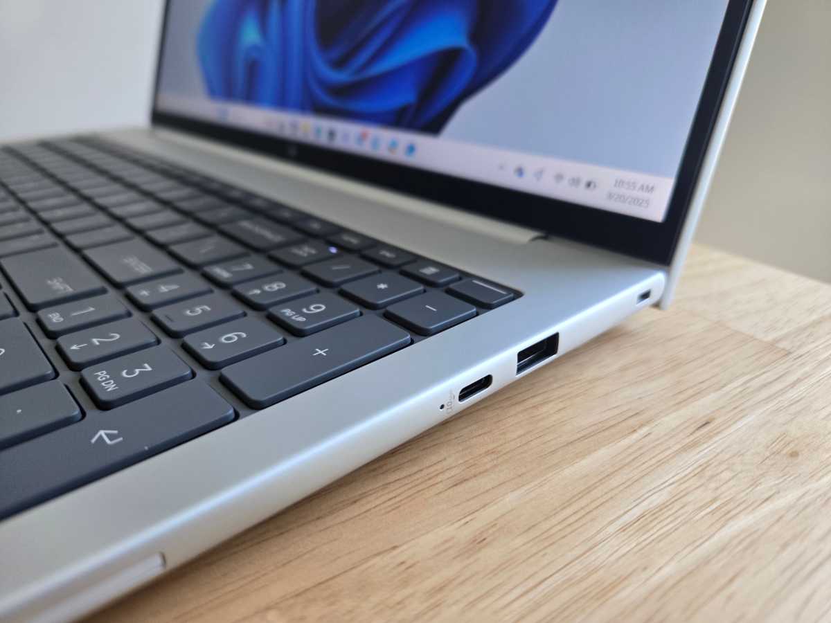 HP EliteBook 8 G1a right side