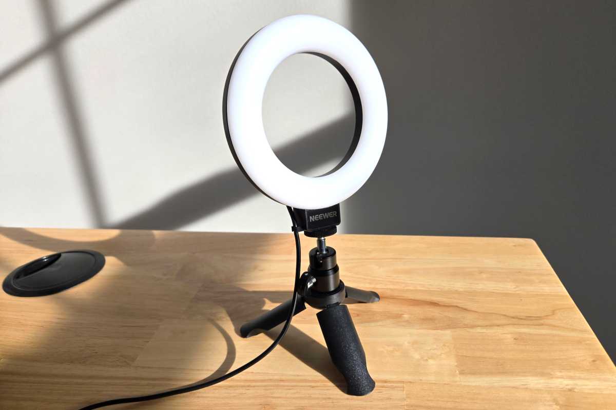 Neewer ring light on desk