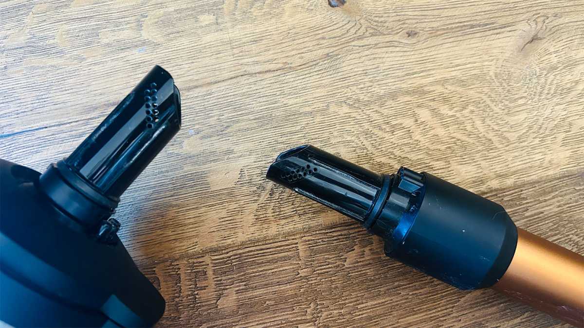 Cleaning nozzles built into the Piston
