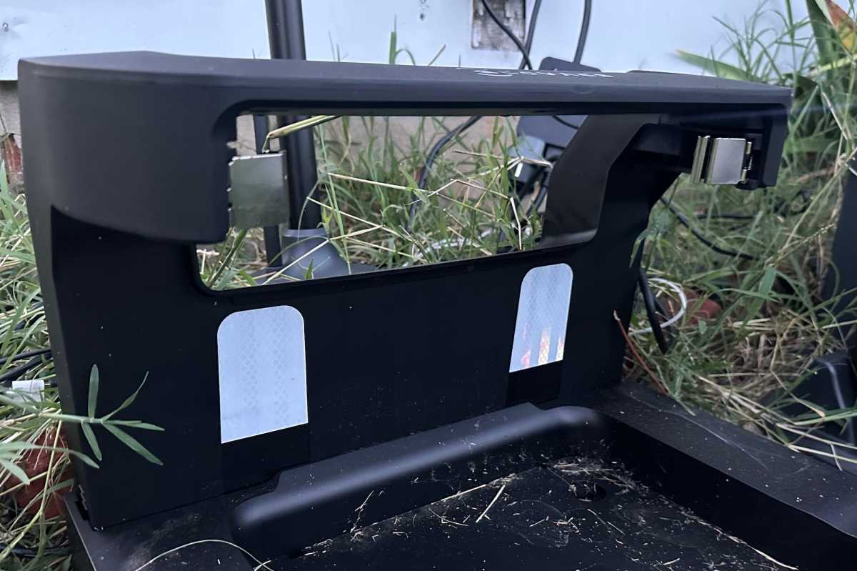ecovacsGOAT3000 charging station