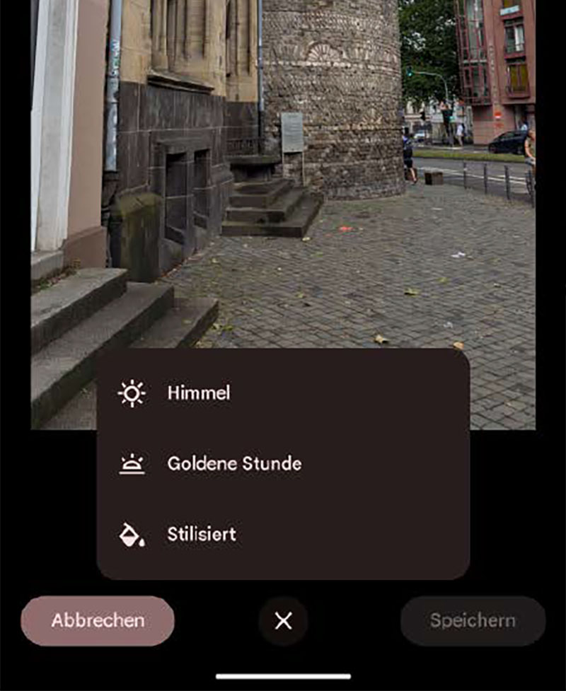 Je nach gewähltem Motiv bietet Ihnen Google Fotos verschiedene KI-Filter an. Beispielsweise färbt „Himmel“ selbigen in einem Bild dramatisch ein und fügt auf Wunsch auch zusätzliche Wolken ein.
