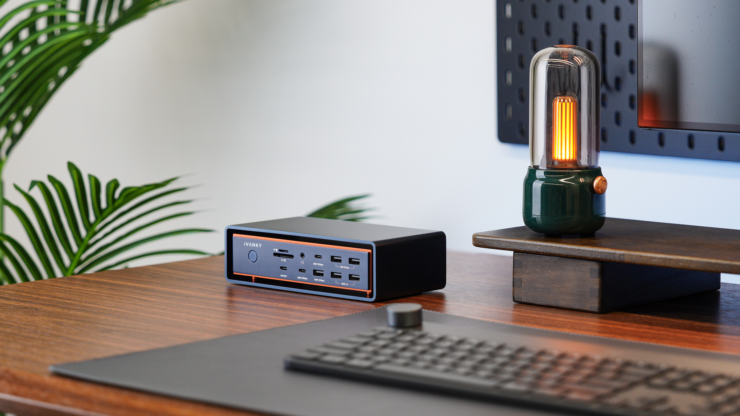 iVANKY FusionDock Max 2 desk 2