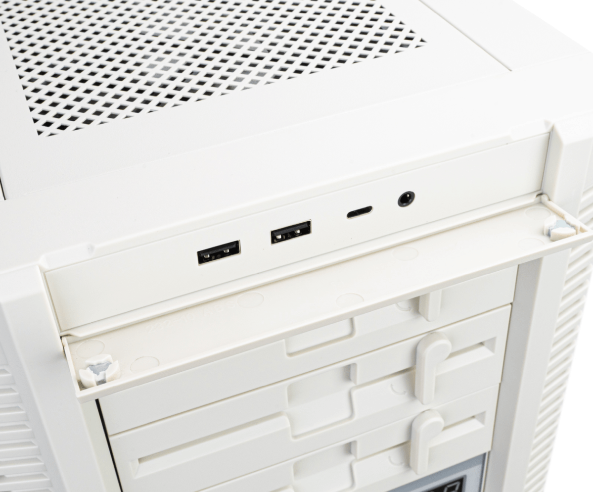 Silverstone FLP02 retro case, USB port