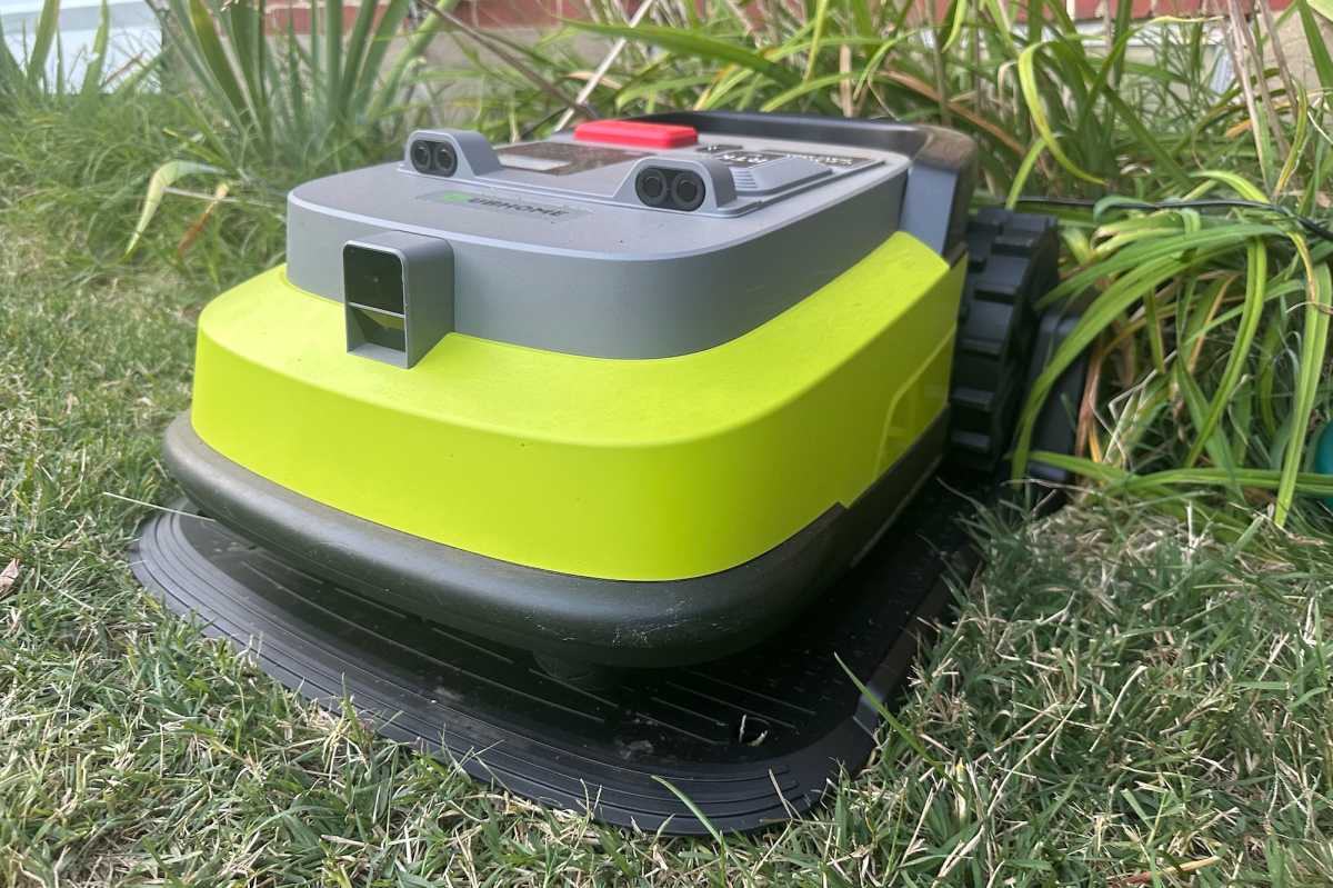 Ubhome M10 Robot Lawn Mower في محطة الشحن