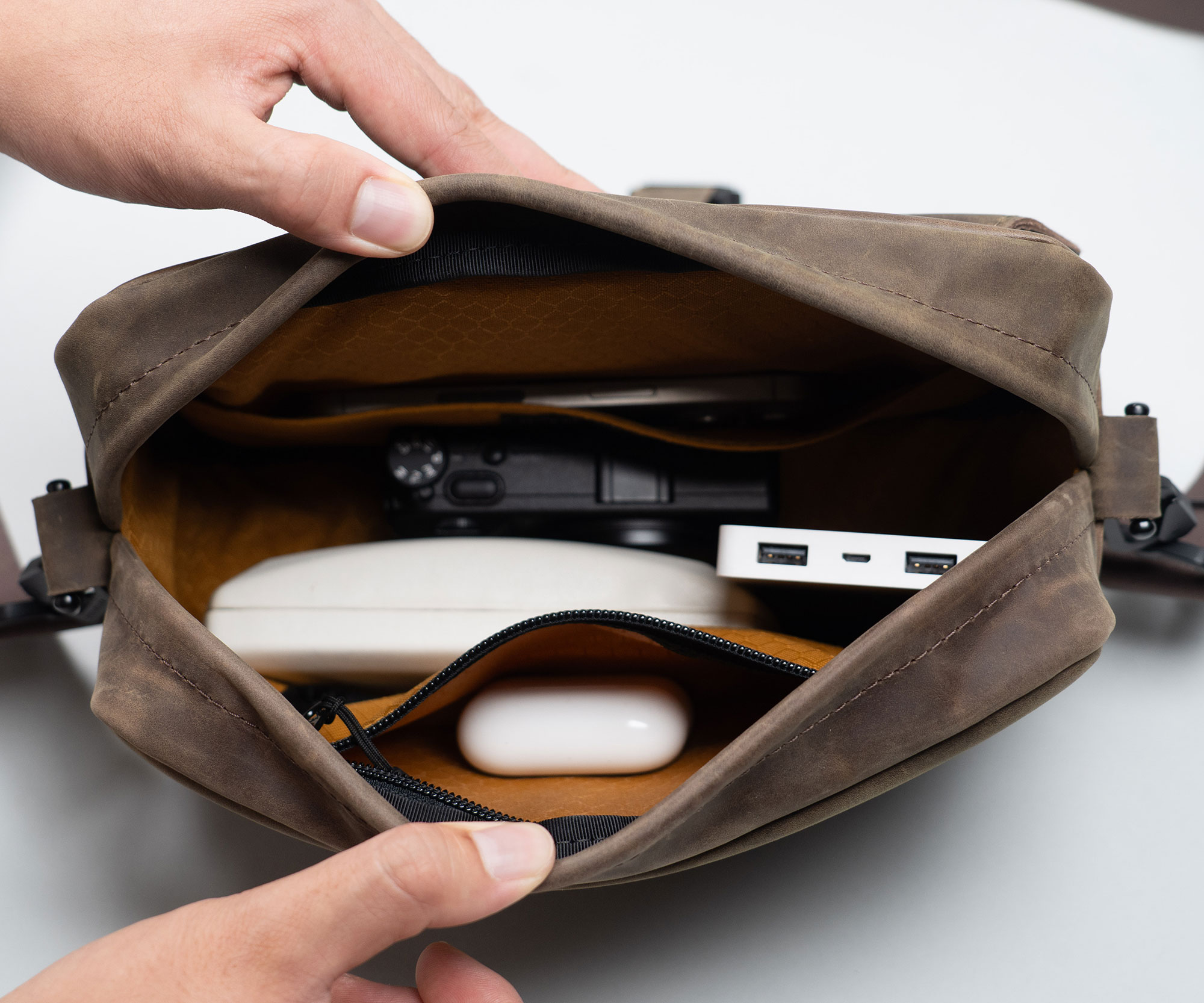 Waterfield Hudson Leather Crossbody – Travel-friendly tech bag