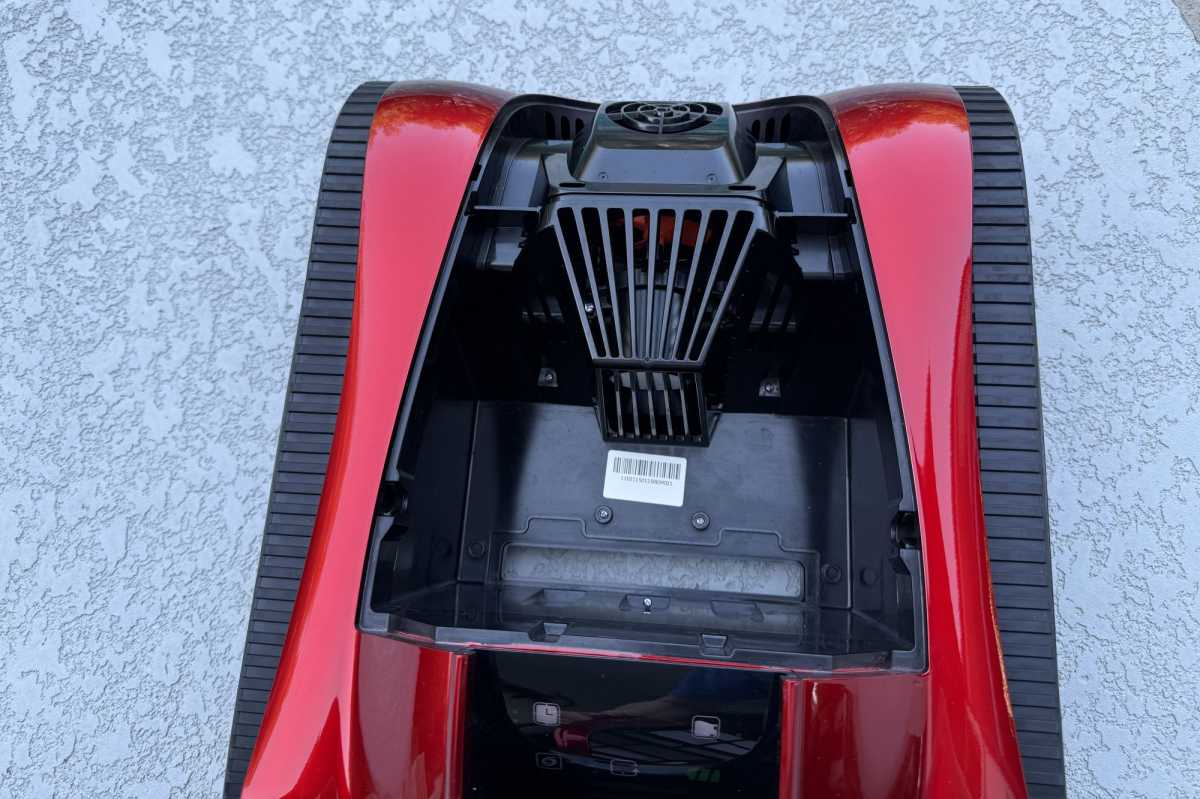 iGarden Pool Cleaner K Pro 150 debris basket bay