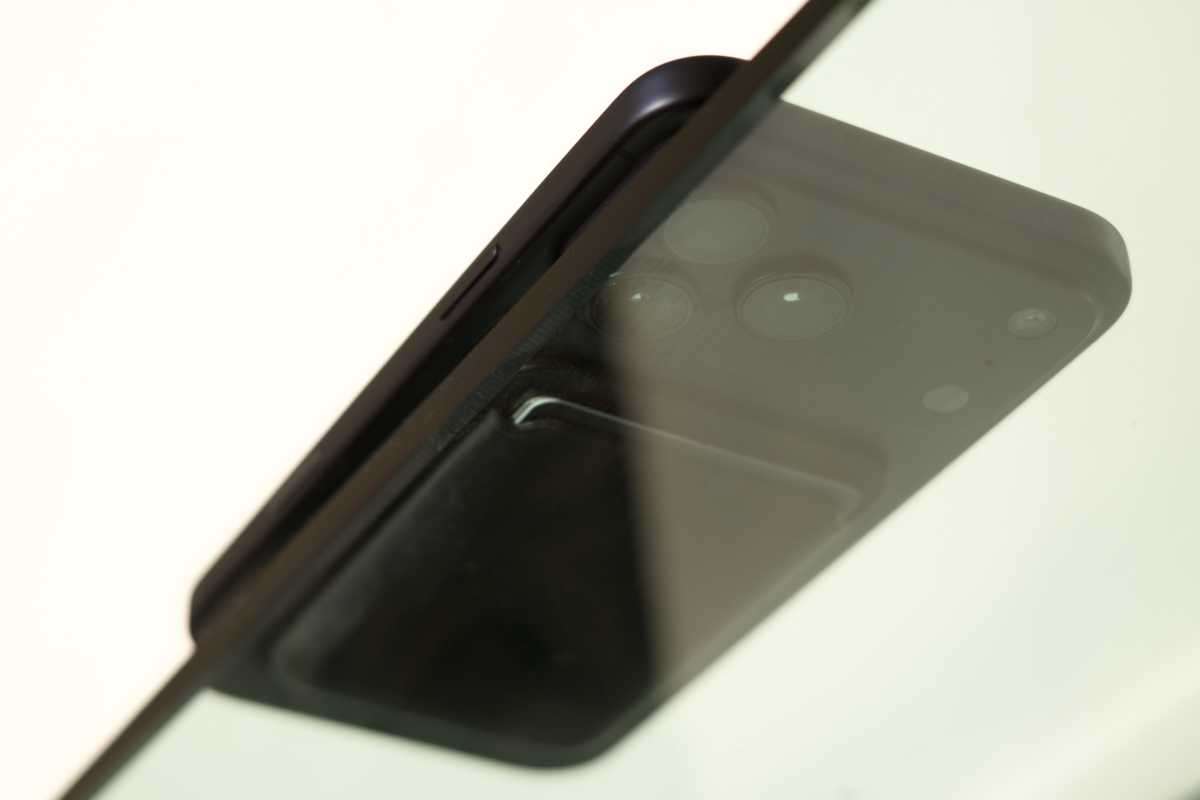 iPhone 17 Pro Max View desde debajo de una mesa de vidrio