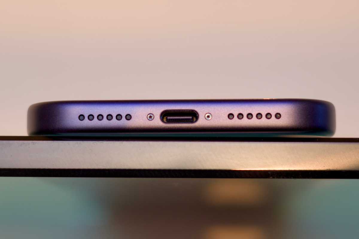 iPhone 17 Pro Max USB-C Port