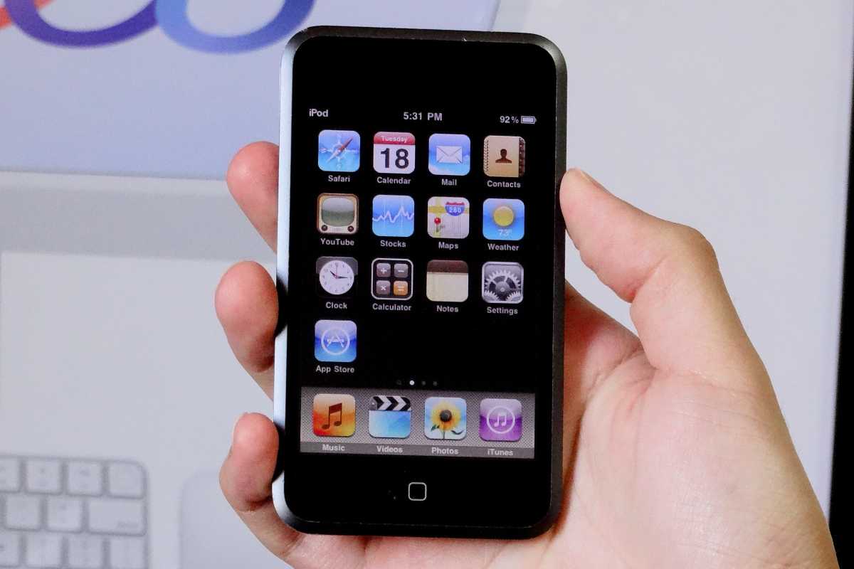 Sosteniendo el iPod touch original