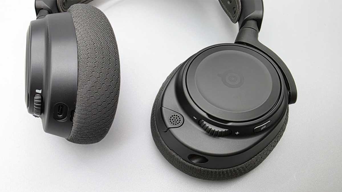 Eingefahrenes Mikrofon bei den Steelseries Arctis Nova 7 Gen 2
