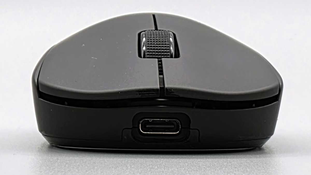 Frontseite der Pulsar X2 Crazylight Medium mit USB-C-Buchse