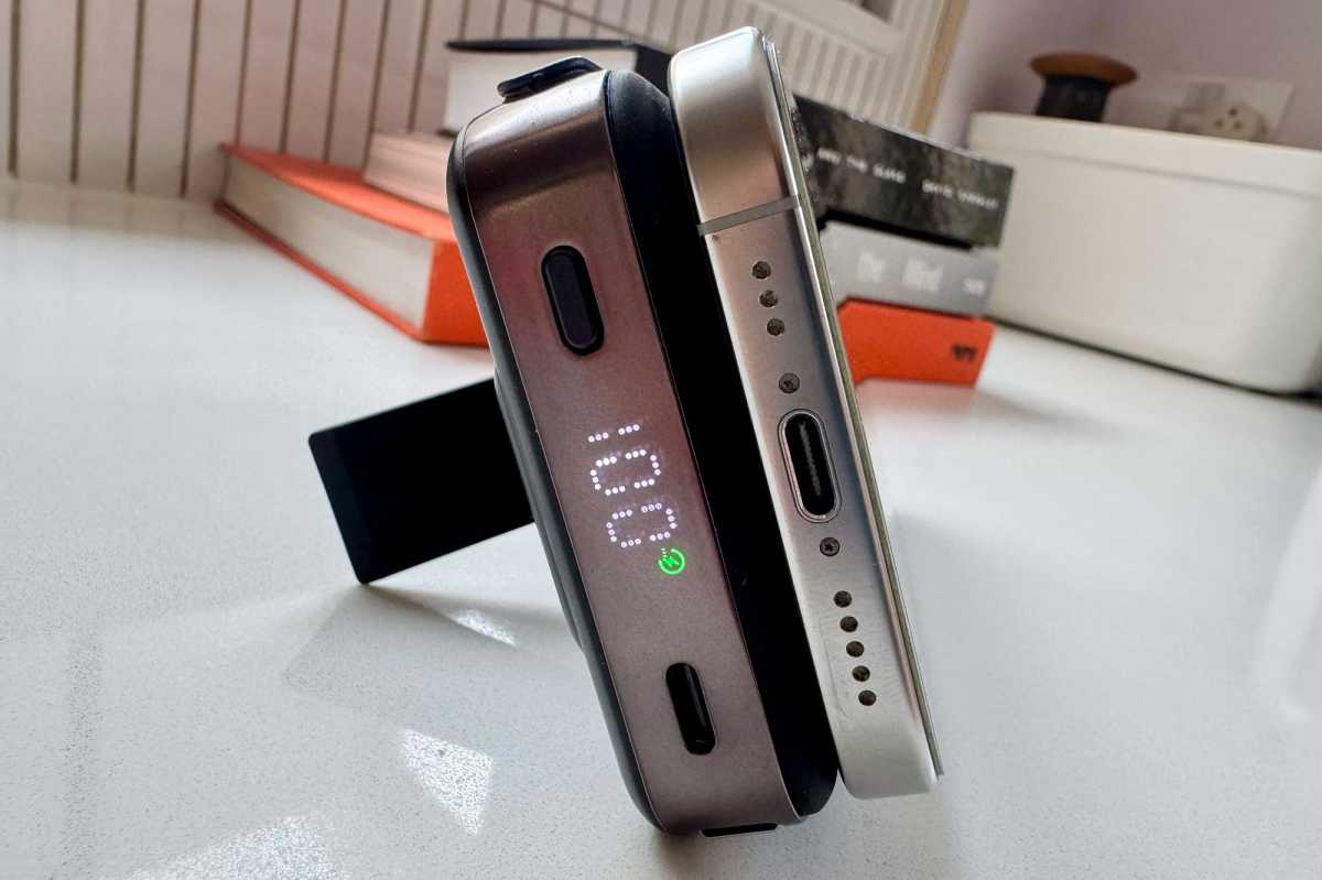 Kuxiu S3 25W Power Bank stand display