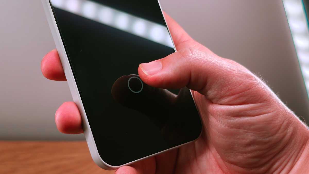 OnePlus 15 REVIEW fingerprint