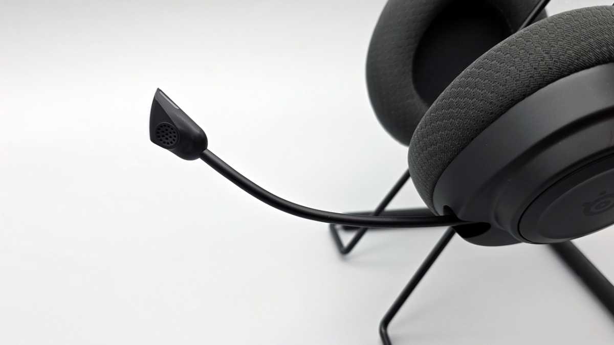 Steelseries Arctis Nova 7 Gen 2 mit ausgefahrenem Mikrofonarm