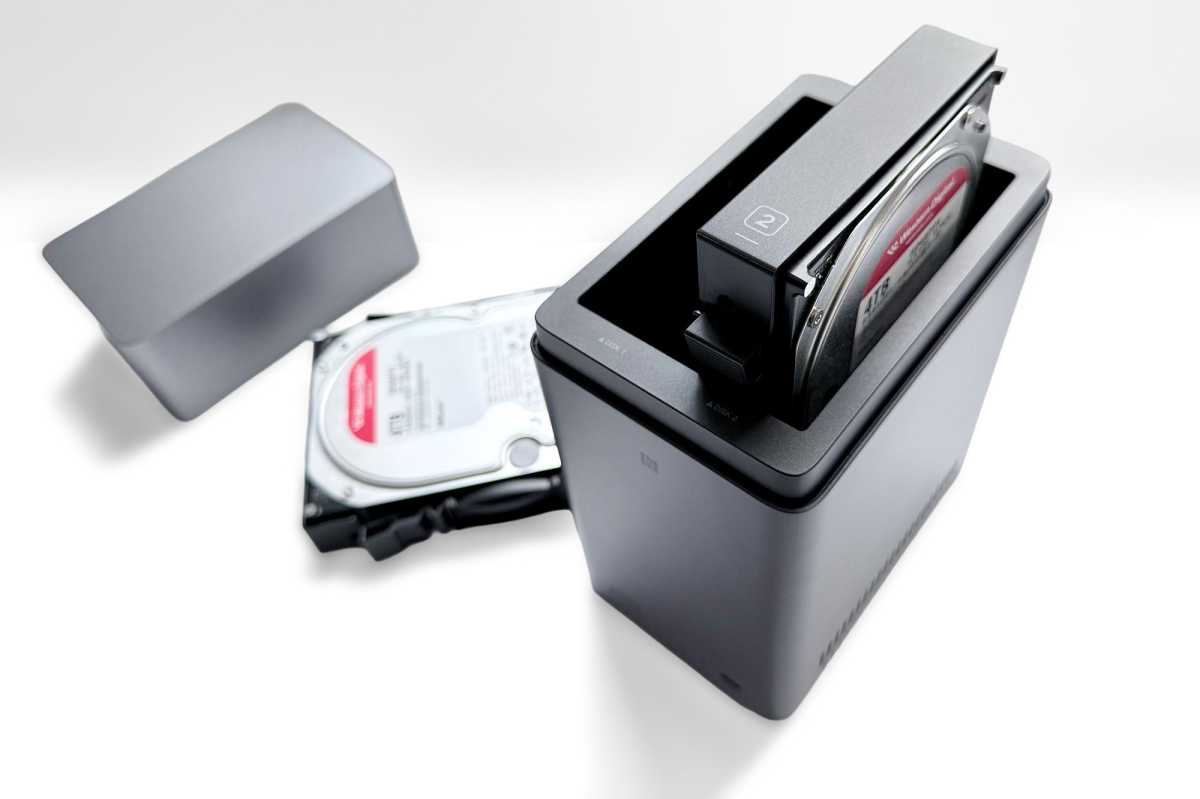 Ugreen NASync DH2300 lid open drives