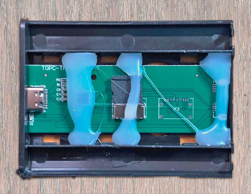 Das unsanft geöffnete Gehäuse einer nachgemachten, externen „SSD“: Auf der Platine findet sich ein manipulierter Controllerchip und nur eine kleine SDKarte!