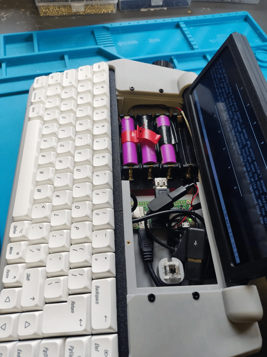 Micro Journal 2.1 writerdeck by Un Kyu Lee, internals exposed 