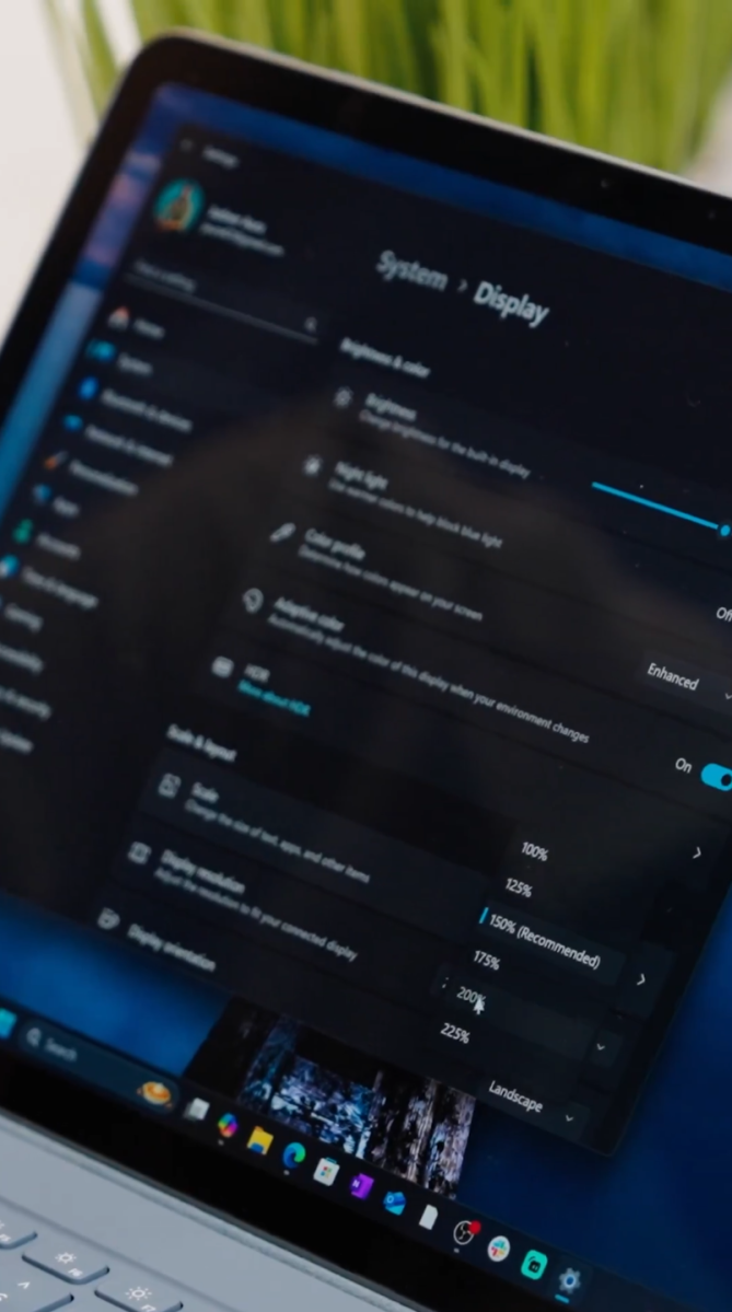 Windows System Display settings menu
