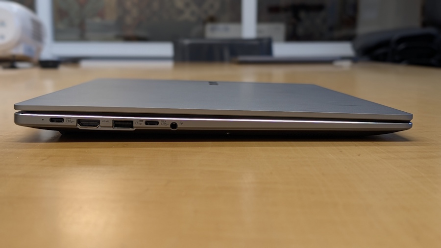 Asus Expertbook PM3 Anschlüsse auf der linken Seite