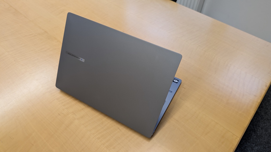 Asus Expertbook PM3 Ansicht von außen