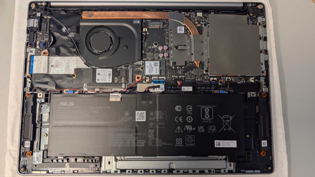 Asus Expertbook PM3 offenes Gehäuse