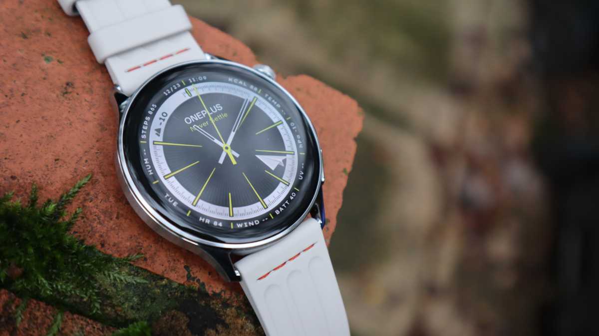 The AMOLED display on the OnePlus Watch Lite is very bright