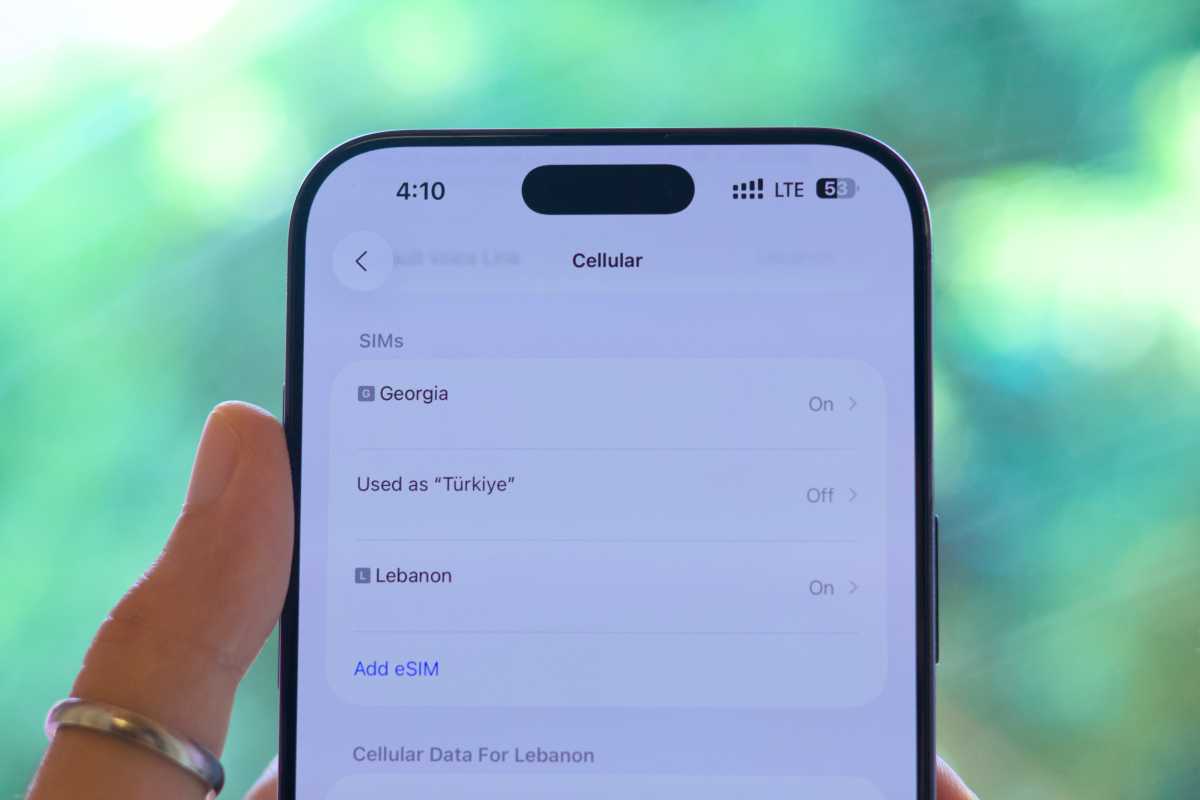 Traveling for the holidays? Pack these 13 essential iPhone apps and gadgets