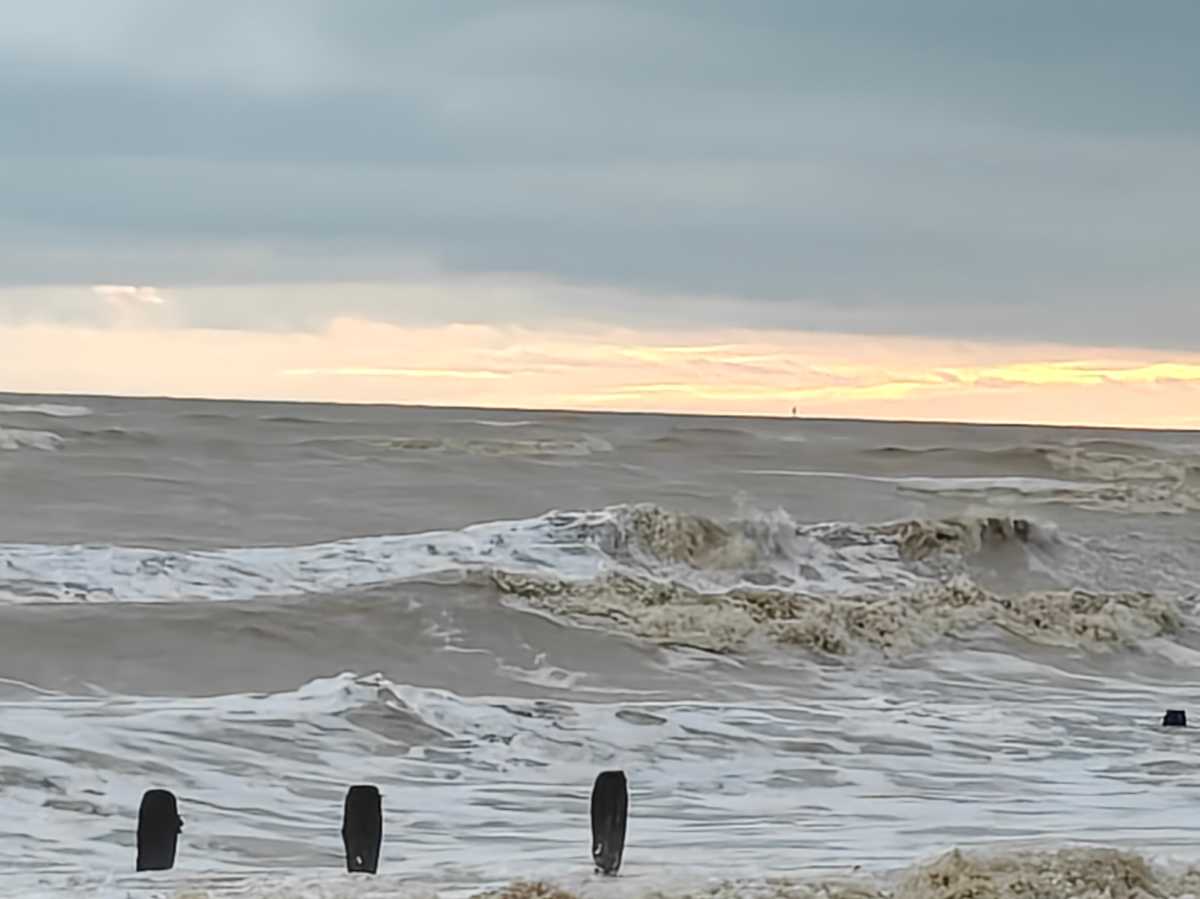 OnePlus 15R camera sample beach 10x zoom