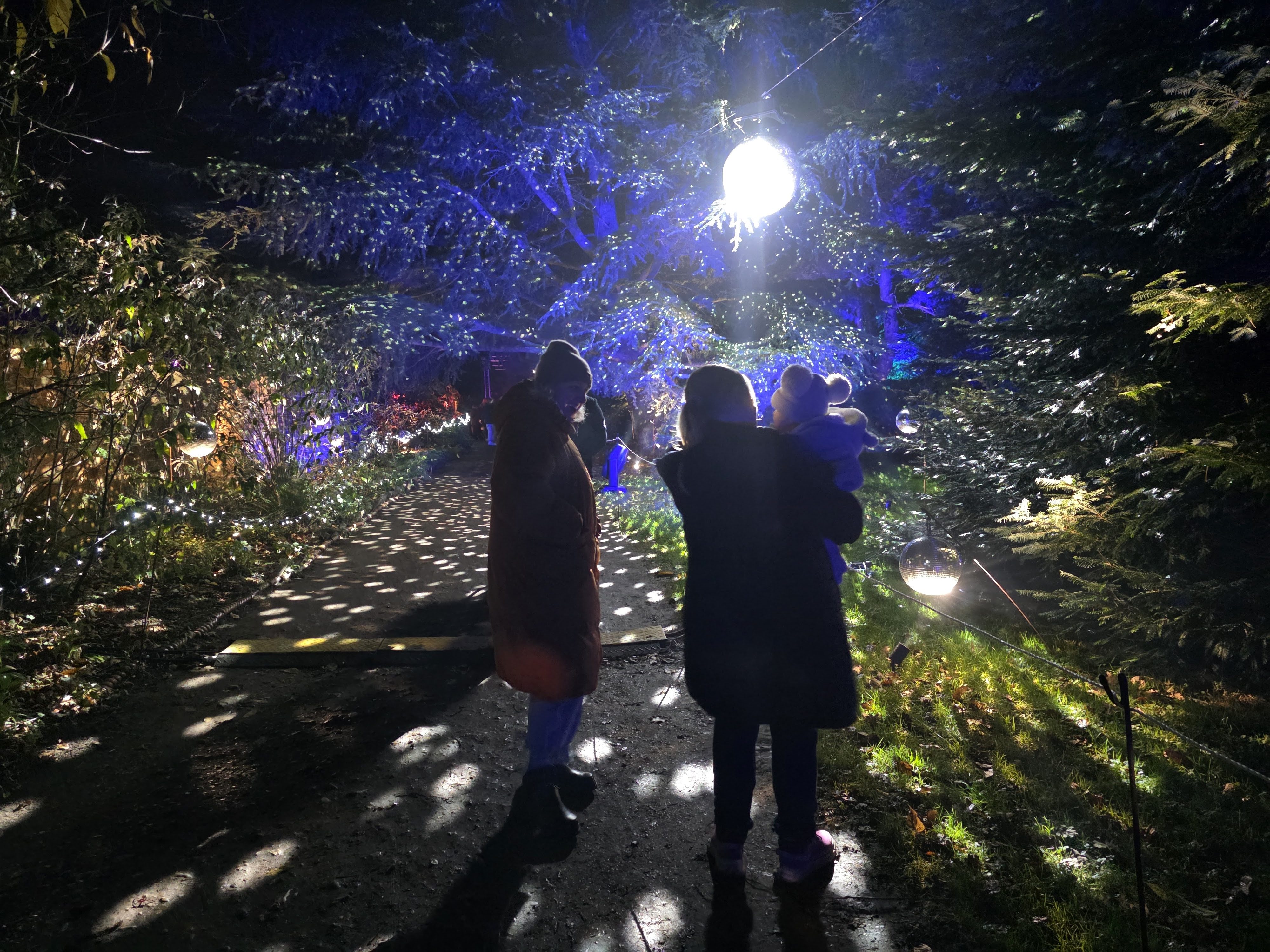 OnePlus 15R camera sample disco ball low light Galaxy S25 Ultra comparison