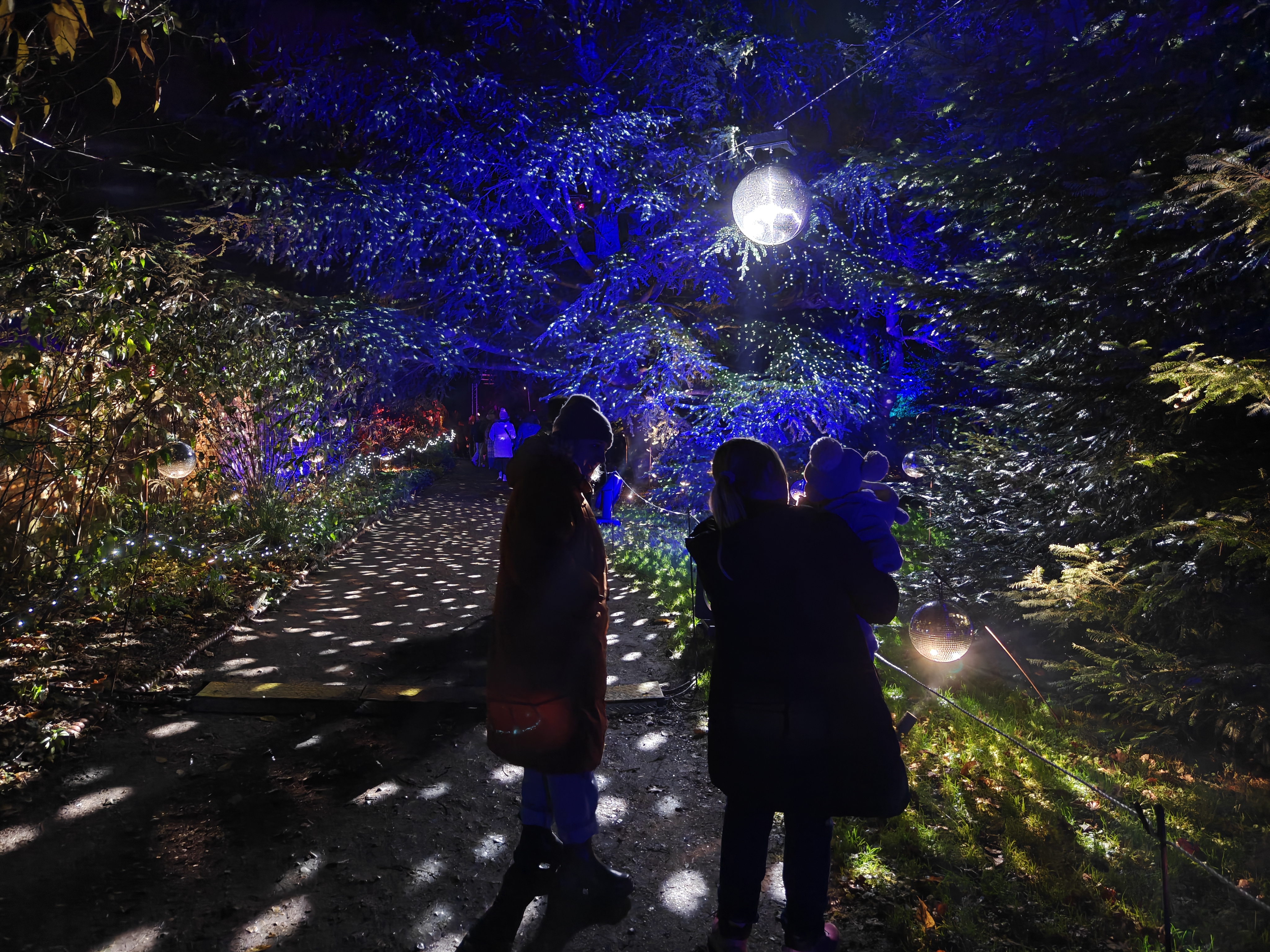 OnePlus 15R camera sample disco ball low light