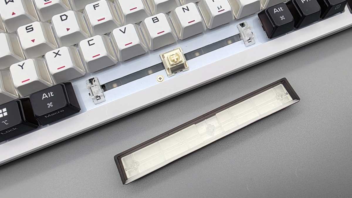 Asus ROG Azoth X mit gedämmter Leertaste und geschmierten Stabilisatoren