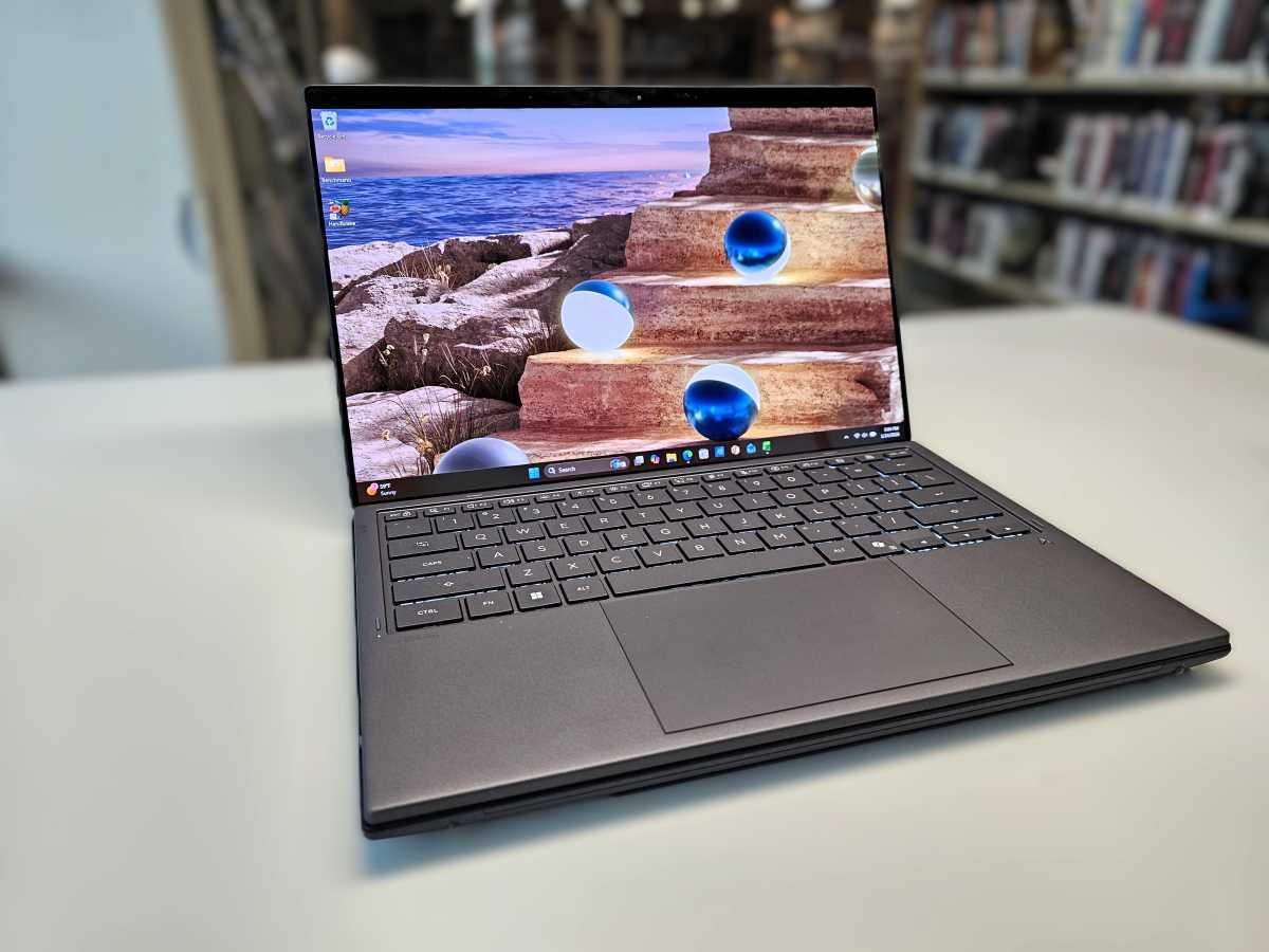 Asus ZenBook Duo Panther Lake clamshell mode