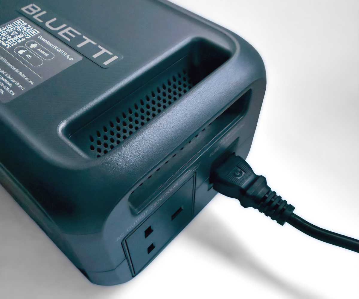 Bluetti Elite 10 handle