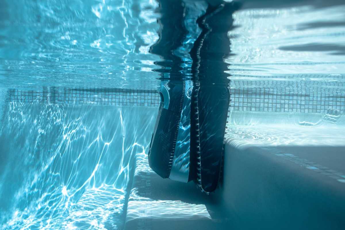 Dolphin Eon 120D cleaning stairs