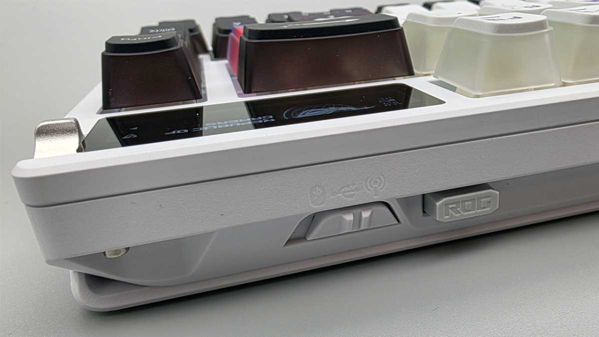 Modi-Umschalter und USB-Dongle der Asus ROG Azoth X