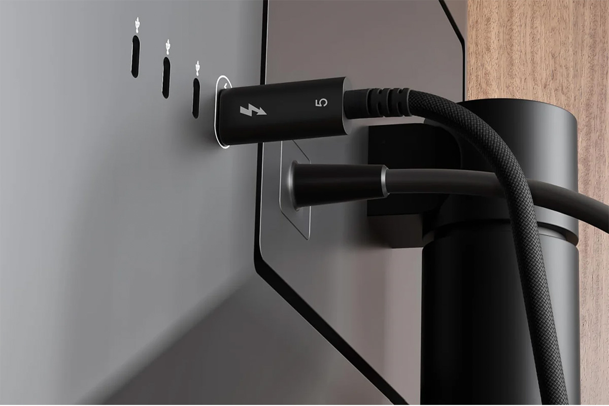 Thunderbolt 5 cable Displays