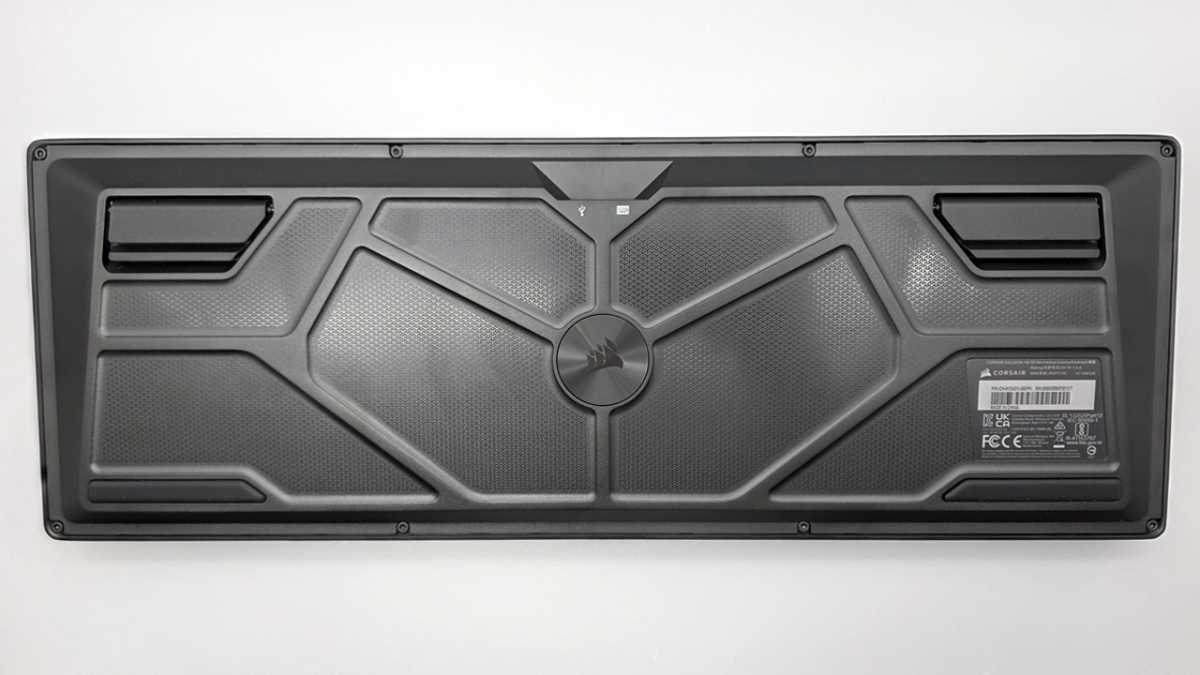 Unterseite der Corsair Galleon 100 SD mit verstellbaren Klappfüßen