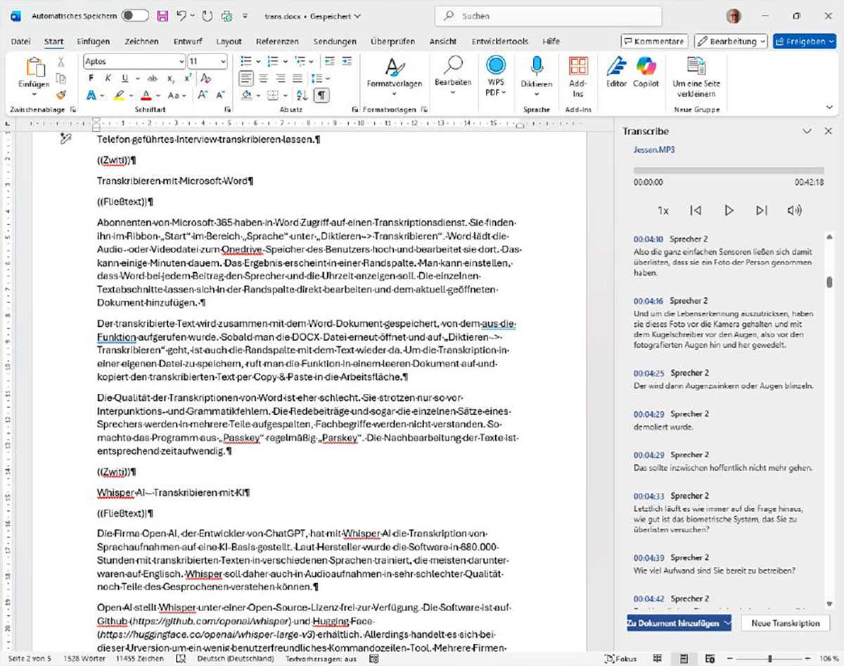 Word zeigt den transkribierten Text in einer Randspalte an und speichert ihn zusammen mit dem aktuellen Dokument. Die Textverarbeitung identifiziert auch die einzelnen Sprecher und setzt Zeitmarken.