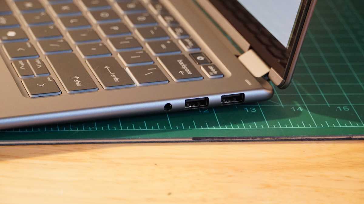 MSI Prestige Flip 14 AI+ connectivity