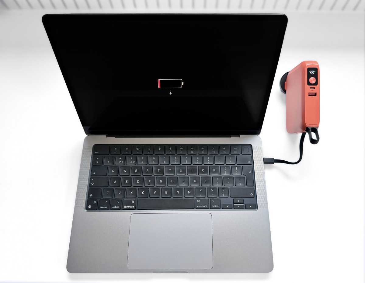 Charging MacBook Pro via Statik SMartCharge Pro USB-C charger orange